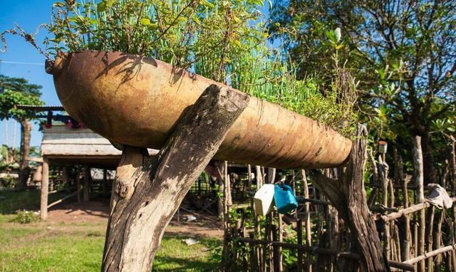 Những quả bom từ thời chiến tranh được người Lào tận dụng trong cuộc sống - 7