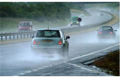 Lời khuyên cho tài xế lái xe trong mưa