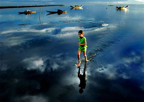 Bé gái miền biển