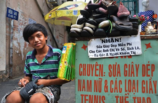 Chàng trai sửa giày miễn phí cho người nghèo ở Sài Gòn