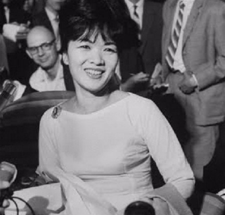 Phu Nhân trong áo lụa