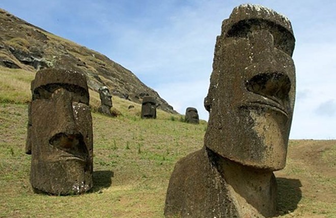 Những bức tượng đá (còn gọi là moai) trên Đảo Phục Sinh