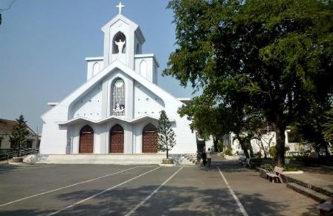 Thăm nhà thờ công giáo đầu tiên tại Việt Nam