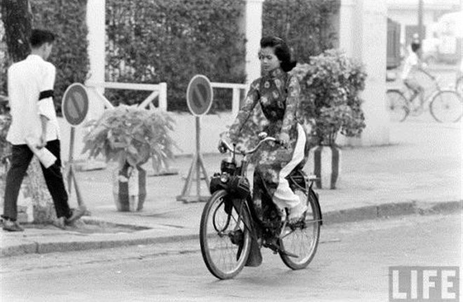 Sài Gòn xưa: Solex với áo dài
