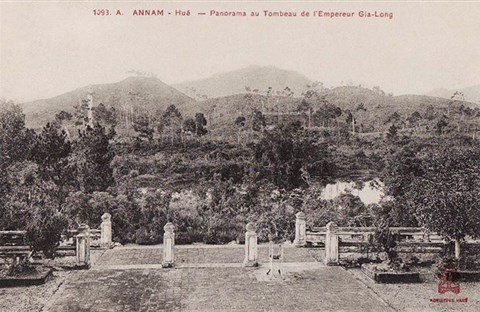 Lăng mộ các vua nhà Nguyễn 100 năm trước