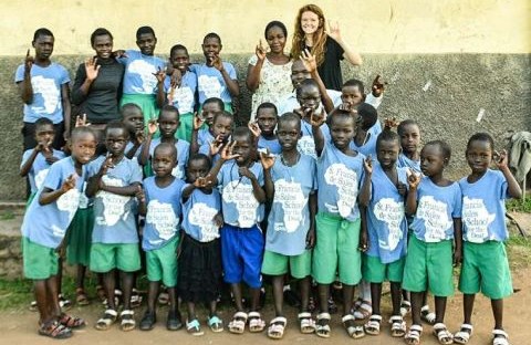 Gương một người trẻ quảng đại: thiếu nữ mới 21 tuổi ở Amarillo TX thành lập một trường khiếm thính ở Uganda