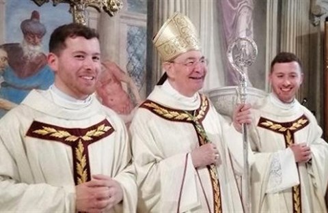 Hai anh em sinh đôi được thụ phong linh mục trong một ngày