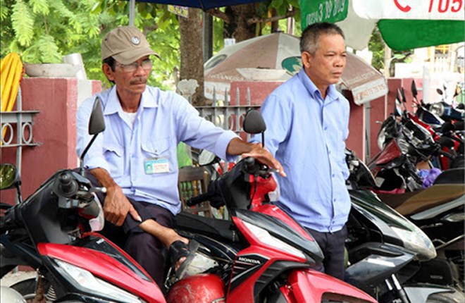 Người lái xe ôm trên phố Sài Gòn