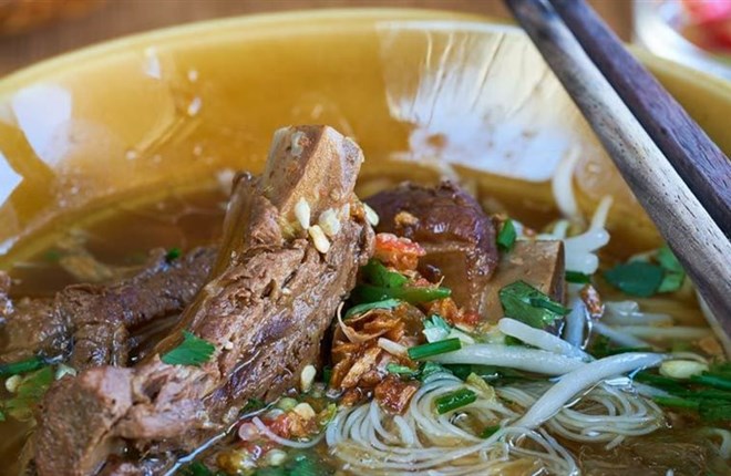 Mì sườn heo kiểu Thái