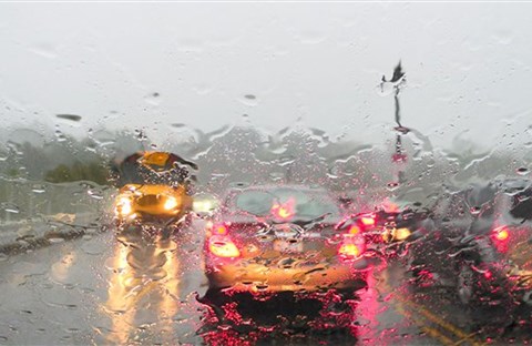 Phải làm sao khi xe bị ‘trượt nước’ trong cơn mưa?