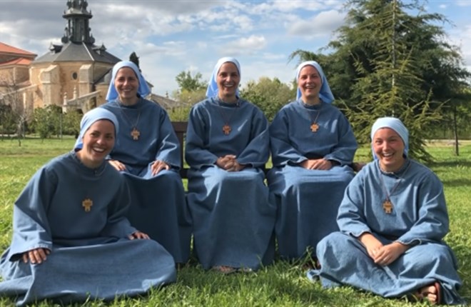 Năm chị em cùng vào tu trong một Dòng