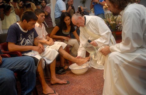 Tại sao Chúa Giêsu rửa chân cho các môn đệ ?