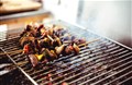 Rửa vỉ nướng sạch sẽ, bóng loáng chỉ với hành tây