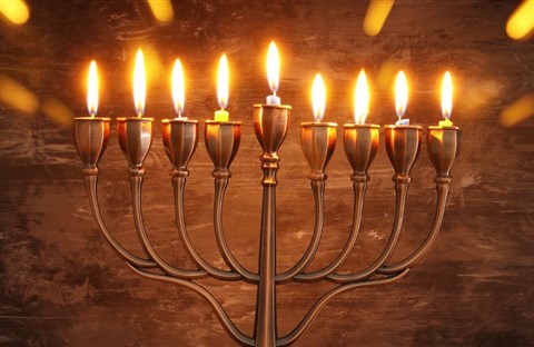 Biểu tượng chân đèn 7 ngọn, nhưng đôi khi cũng có chân đèn 9 ngọn của người Do thái