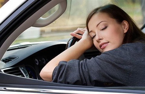 Những mẹo vặt chống buồn ngủ hiệu quả khi lái xe vào ban đêm