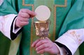 Tại sao Đức Giáo Hoàng và các Giám mục được nhắc đến trong kinh nguyện Thánh Thể?