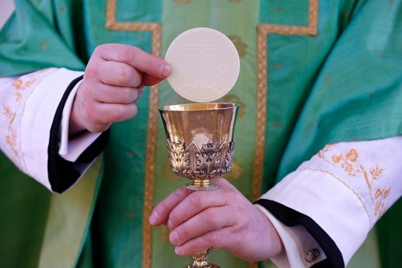 Tại sao Đức Giáo Hoàng và các Giám mục được nhắc đến trong kinh nguyện Thánh Thể? - 1