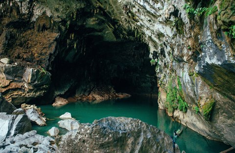 Khám phá hang động ví như Sơn Đoòng ở Lào