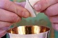 Tại sao các linh mục đặt một mảnh nhỏ bánh thánh vào chén thánh?
