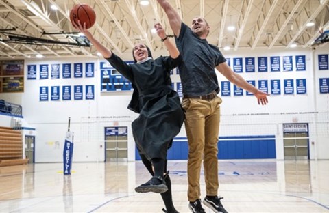 Từ sân bóng rổ đến tu viện, Sơ Xavier nay dribble bên cạnh Thiên Chúa