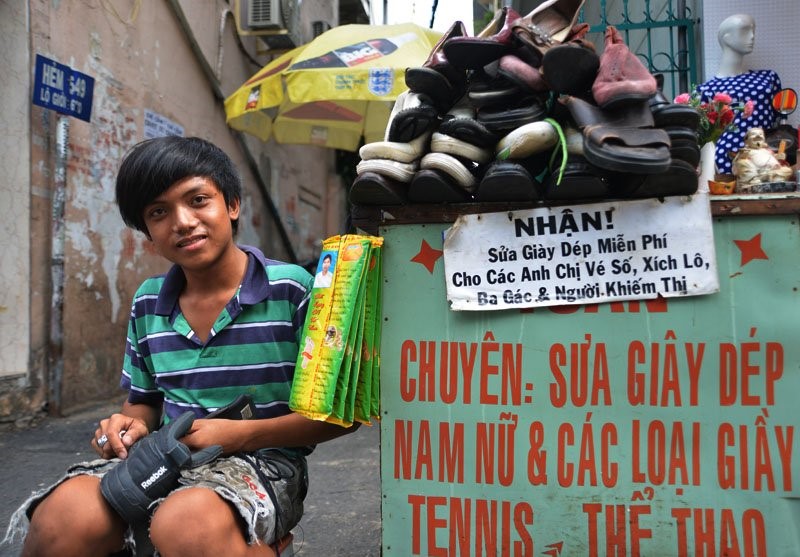 Chàng trai sửa giày miễn phí cho người nghèo ở Sài Gòn - 1