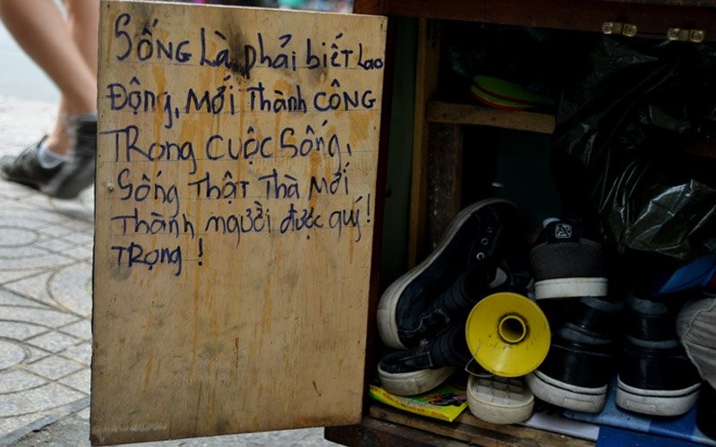 Chàng trai sửa giày miễn phí cho người nghèo ở Sài Gòn - 2