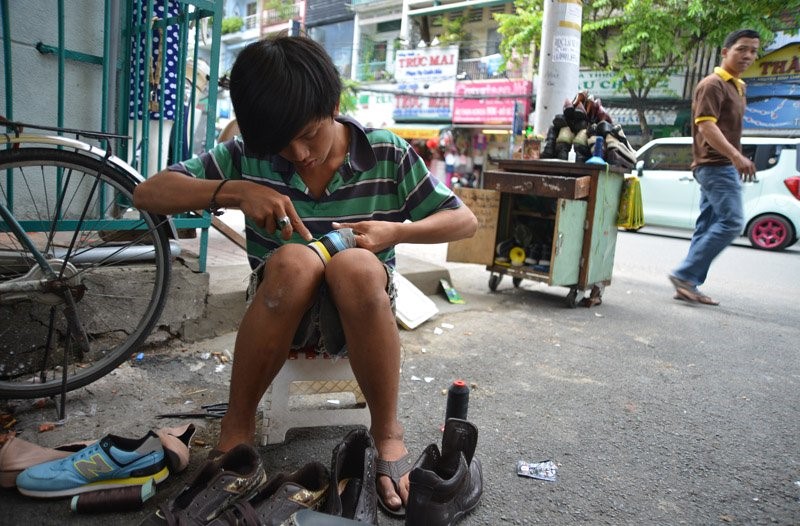 Chàng trai sửa giày miễn phí cho người nghèo ở Sài Gòn - 3