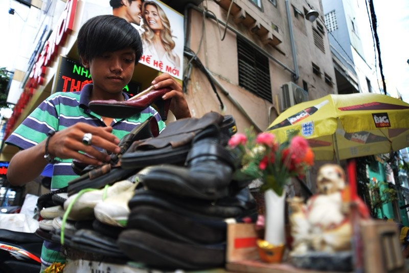 Chàng trai sửa giày miễn phí cho người nghèo ở Sài Gòn - 5