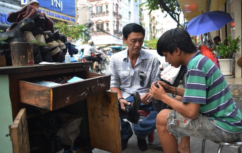 Chàng trai sửa giày miễn phí cho người nghèo ở Sài Gòn - 6