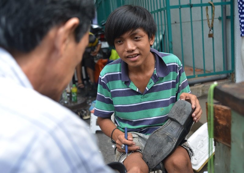 Chàng trai sửa giày miễn phí cho người nghèo ở Sài Gòn - 7