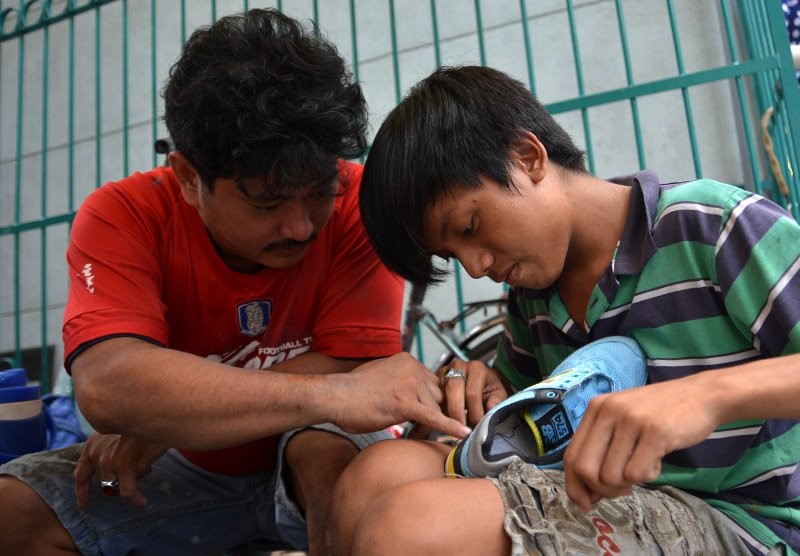 Chàng trai sửa giày miễn phí cho người nghèo ở Sài Gòn - 9