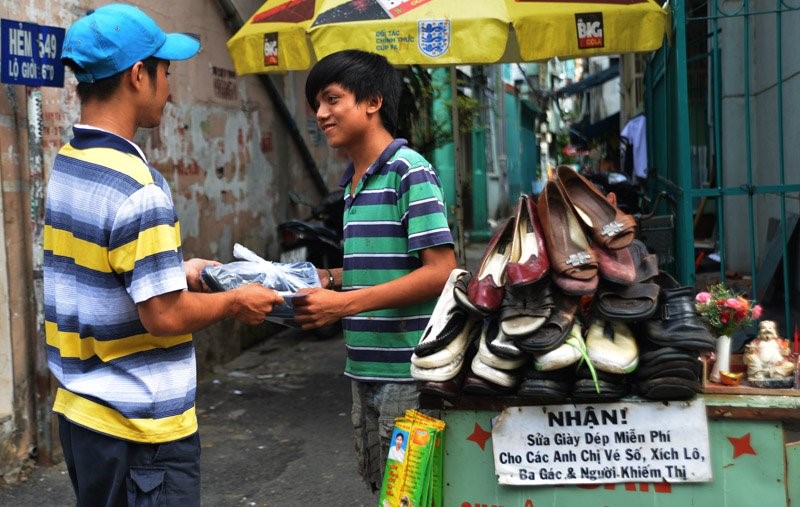 Chàng trai sửa giày miễn phí cho người nghèo ở Sài Gòn - 10