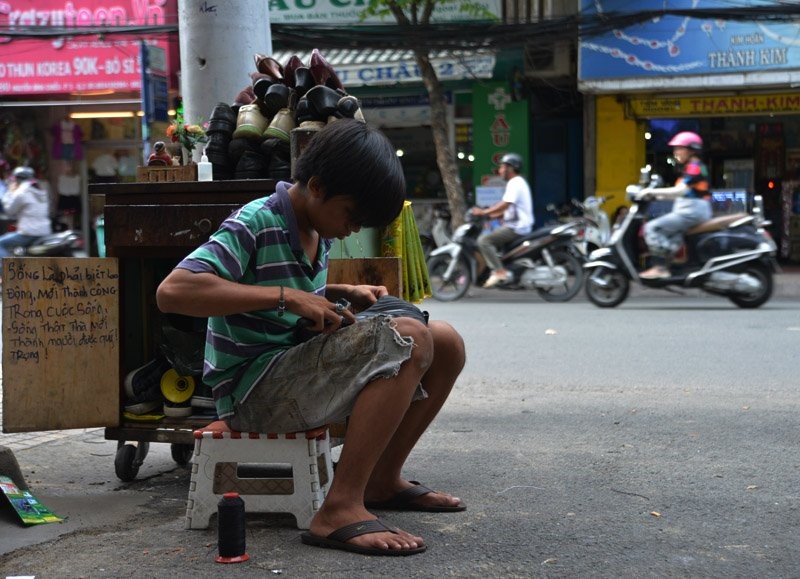 Chàng trai sửa giày miễn phí cho người nghèo ở Sài Gòn - 11