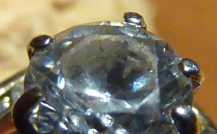 Description: Tảng đá chứa đầy kim cương