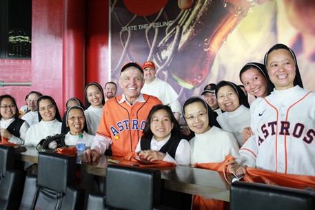 Nữ tu gốc Việt ‘giúp’ đội bóng chày Houston Astros chiến thắng giải quốc gia - 2