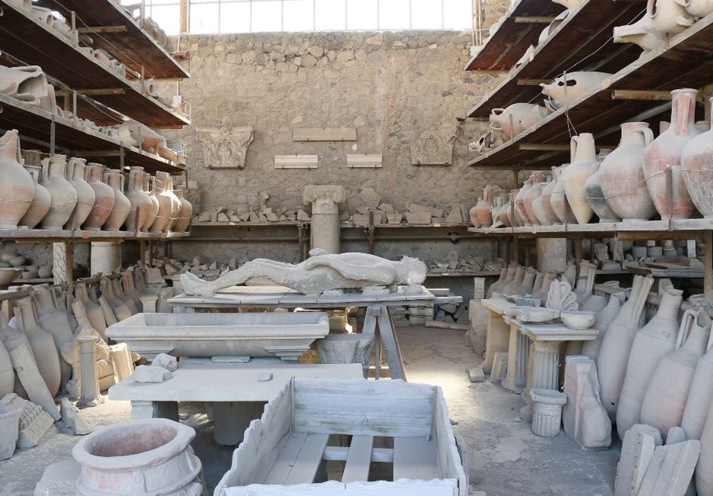 Xác người co quắp và những vật dụng được tìm thấy ở Pompeii.