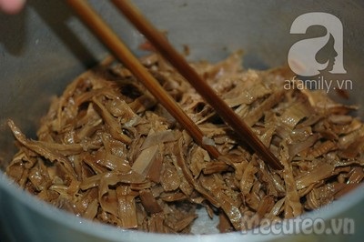 Canh măng khô nấu móng giò - 4