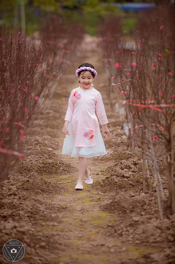 Bé gái 6 tuổi diện áo dài bên vườn đào - 10