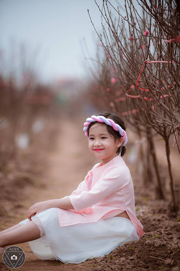 Bé gái 6 tuổi diện áo dài bên vườn đào - 9