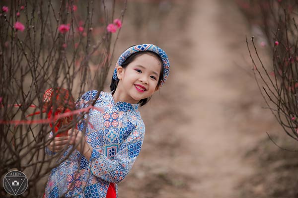 Bé gái 6 tuổi diện áo dài bên vườn đào - 5