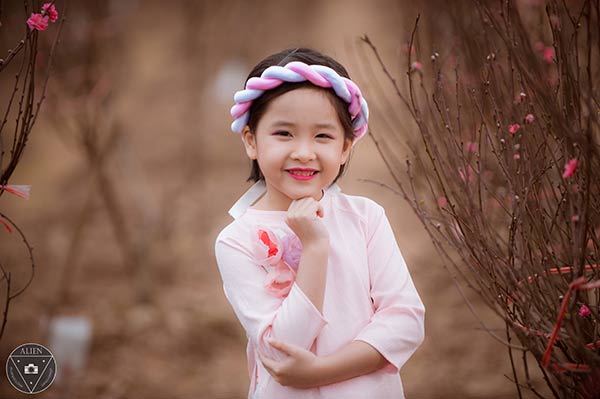 Bé gái 6 tuổi diện áo dài bên vườn đào - 8