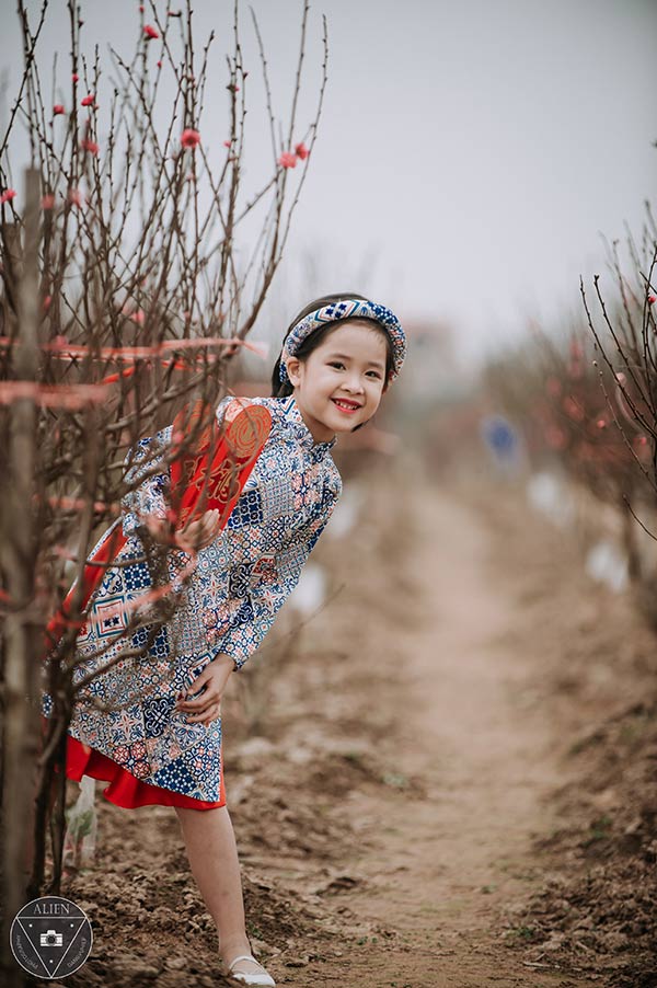 Bé gái 6 tuổi diện áo dài bên vườn đào - 4
