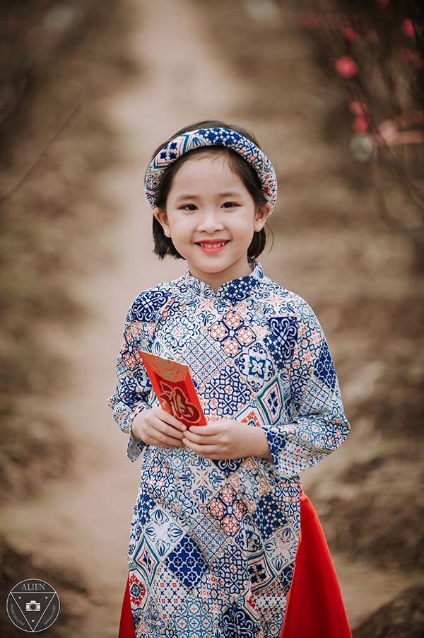 Bé gái 6 tuổi diện áo dài bên vườn đào - 2