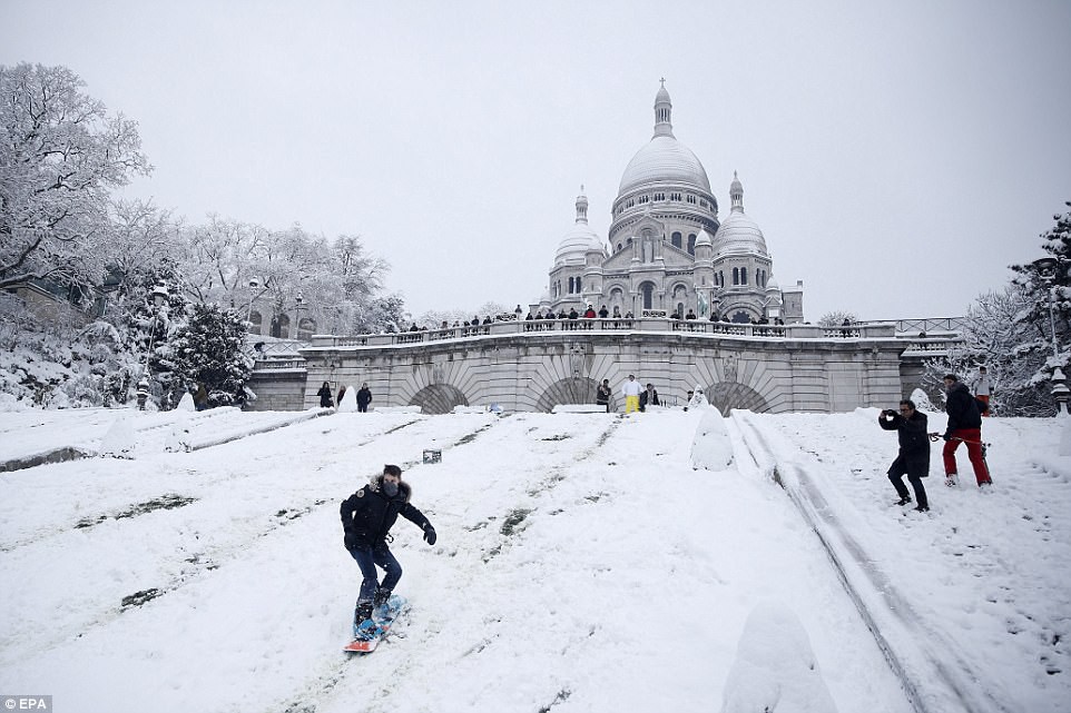 Paris bị tuyết nhấn chìm màu trắng - 5