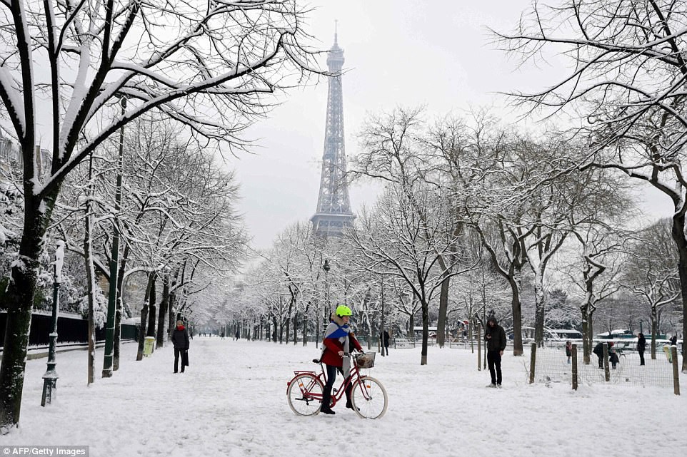 Paris bị tuyết nhấn chìm màu trắng - 2
