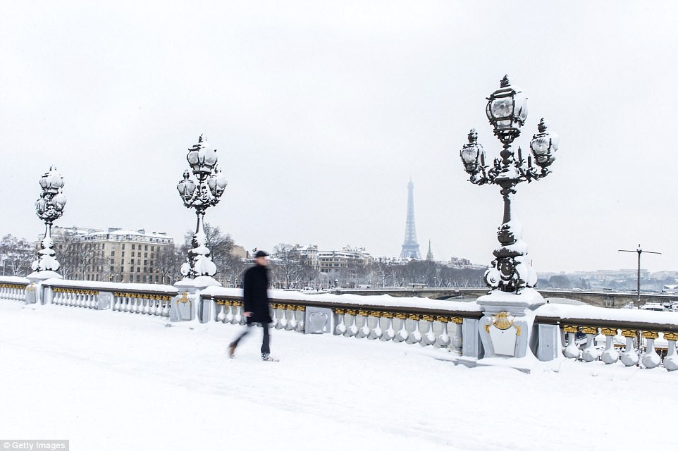 Paris bị tuyết nhấn chìm màu trắng - 6
