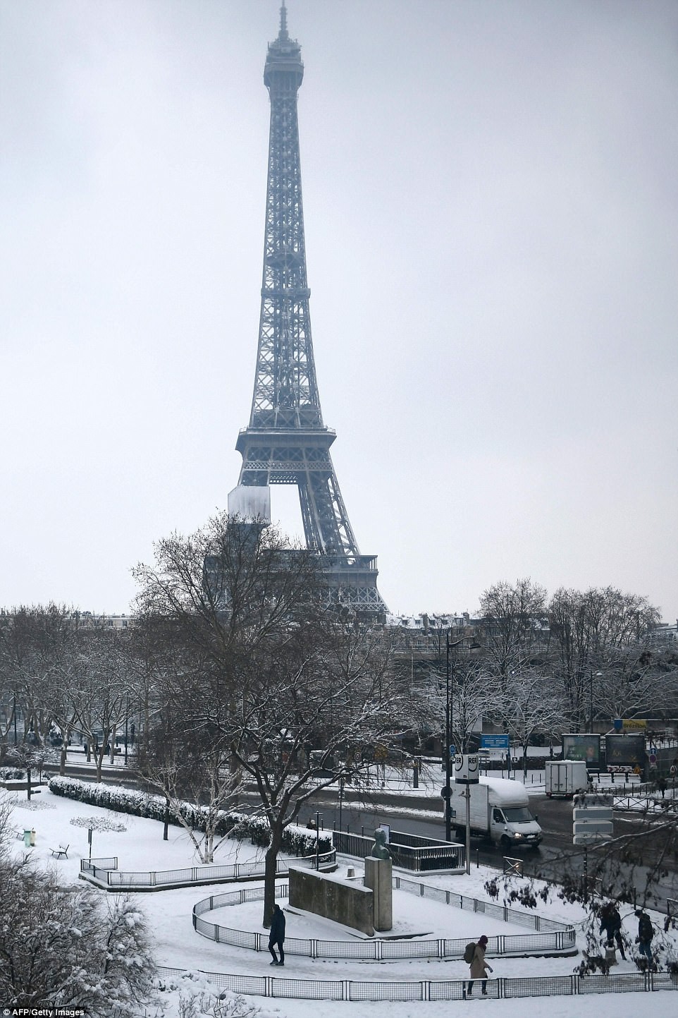 Paris bị tuyết nhấn chìm màu trắng - 14