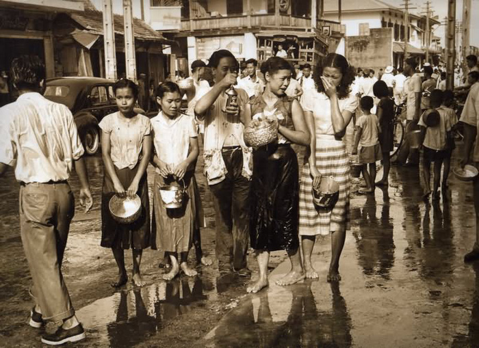 Người Thái ăn tết té nước Song Kran thuở còn toàn đi xe đạp - 3