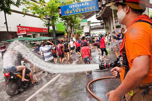Tưng bừng té nước tại Thái Lan - 6