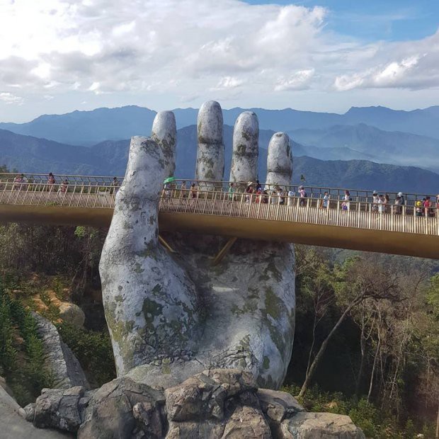 Ngắm cảnh từ cây cầu vàng được nâng đỡ bởi đôi bàn tay khổng lồ ở Đà Nẵng - 6